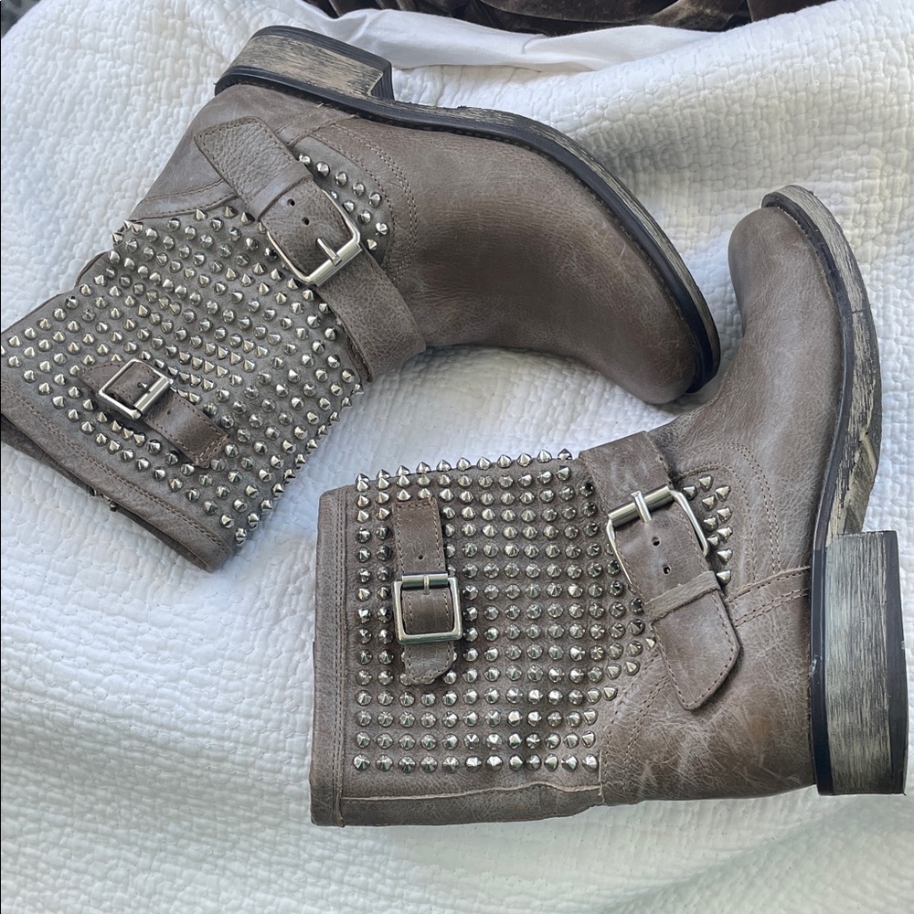 Steve Madden Studded Taupe Gray Leather Monica Moto Ankle Boots Size 9.5 - Picture 5 of 8